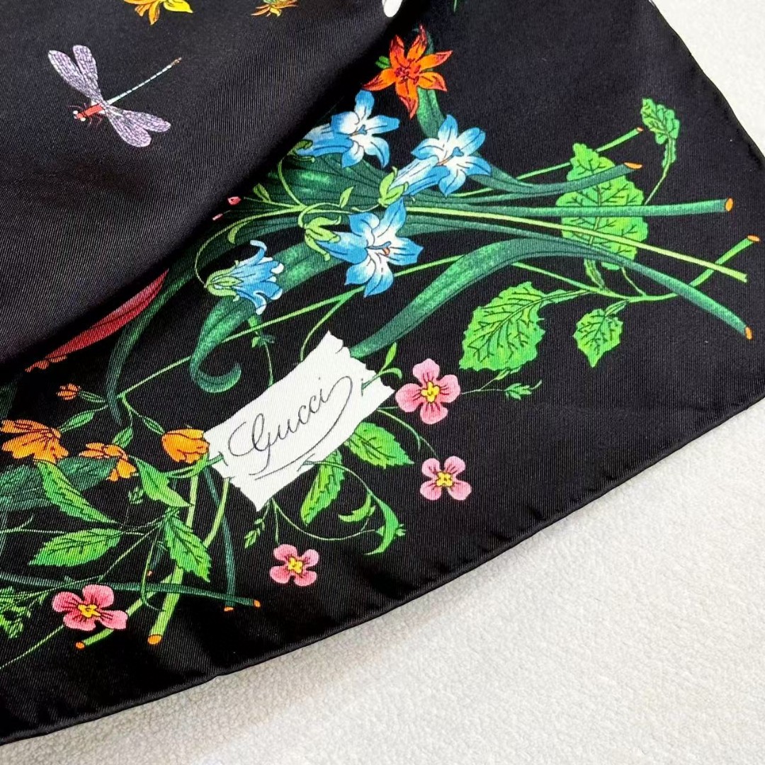 
品名  经典花卉
面料：真丝
尺寸：90*90
颜色黑色 白色
经典花卉印花一如既往为新推系列注入浪漫