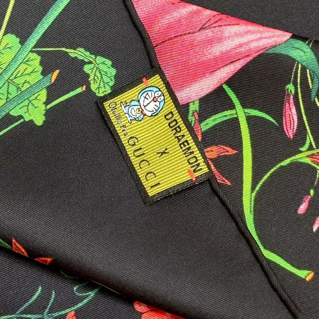 
品名  经典花卉
面料：真丝
尺寸：90*90
颜色黑色 白色
经典花卉印花一如既往为新推系列注入浪漫