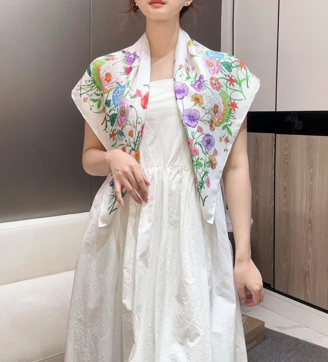 NO:338109,Product name: Classic Flower Fabric Silk Size 90*90 Color: Black White Classic floral prints inject romantic atmosphere into the new series as always. The floral pattern was originally designed by artist Vittorio Accornero in the 1960s; now, its new interpretation is colorful and gorgeous flowers, spread like a waterfall on this green mulberry silk square scarf, showing the beauty of contrasting colors. Multi-color floral print green twill mulberry silk 90 cm (width) x 90 cm (high) high-version scarf, high-version scarf, real silk19860909品名: 经典花卉 面料真丝 尺寸90*90 颜色:黑色 白色 经典花卉印花一如既往为新推系列注入浪漫气息.该花卉图案最初由艺术家Vittorio Accornero在20世纪60年代设计而成；如今,其焕新演绎为缤纷绚丽的花朵,如瀑布般铺洒在这款绿色桑蚕丝方巾上,尽展撞色之美. 多色花卉印花绿色斜纹桑蚕丝 90厘米（宽）x 90厘米（高）高版本围巾,高版本围巾,real silk,scarf