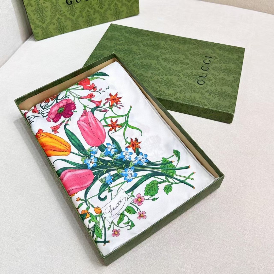 
品名  经典花卉
面料：真丝
尺寸：90*90
颜色黑色 白色
经典花卉印花一如既往为新推系列注入浪漫