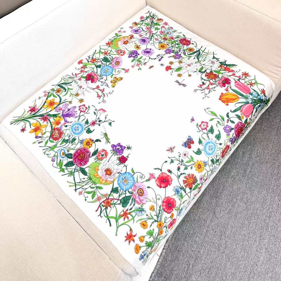 
品名  经典花卉
面料：真丝
尺寸：90*90
颜色黑色 白色
经典花卉印花一如既往为新推系列注入浪漫