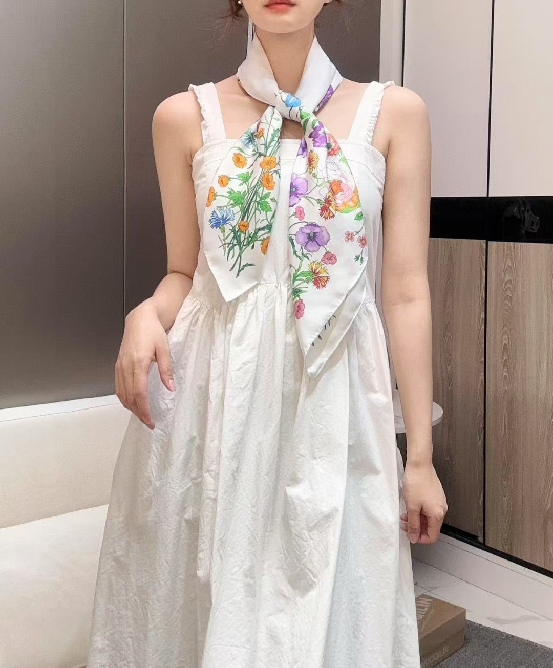 
品名  经典花卉
面料：真丝
尺寸：90*90
颜色黑色 白色
经典花卉印花一如既往为新推系列注入浪漫