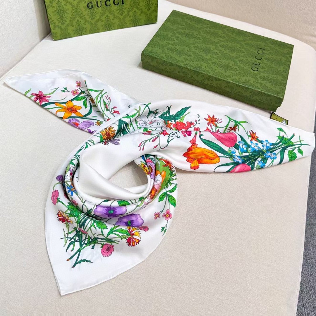 
品名  经典花卉
面料：真丝
尺寸：90*90
颜色黑色 白色
经典花卉印花一如既往为新推系列注入浪漫