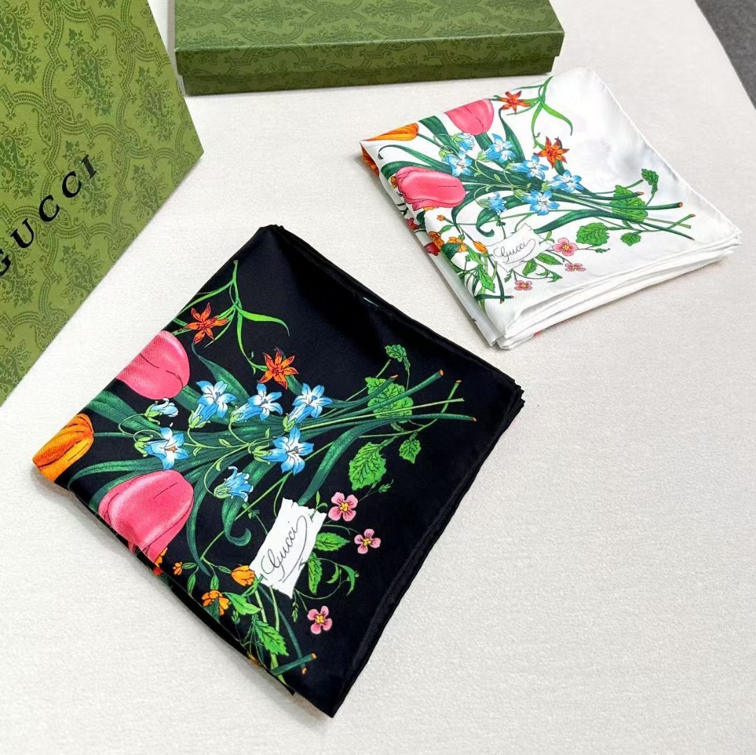 
品名  经典花卉
面料：真丝
尺寸：90*90
颜色黑色 白色
经典花卉印花一如既往为新推系列注入浪漫