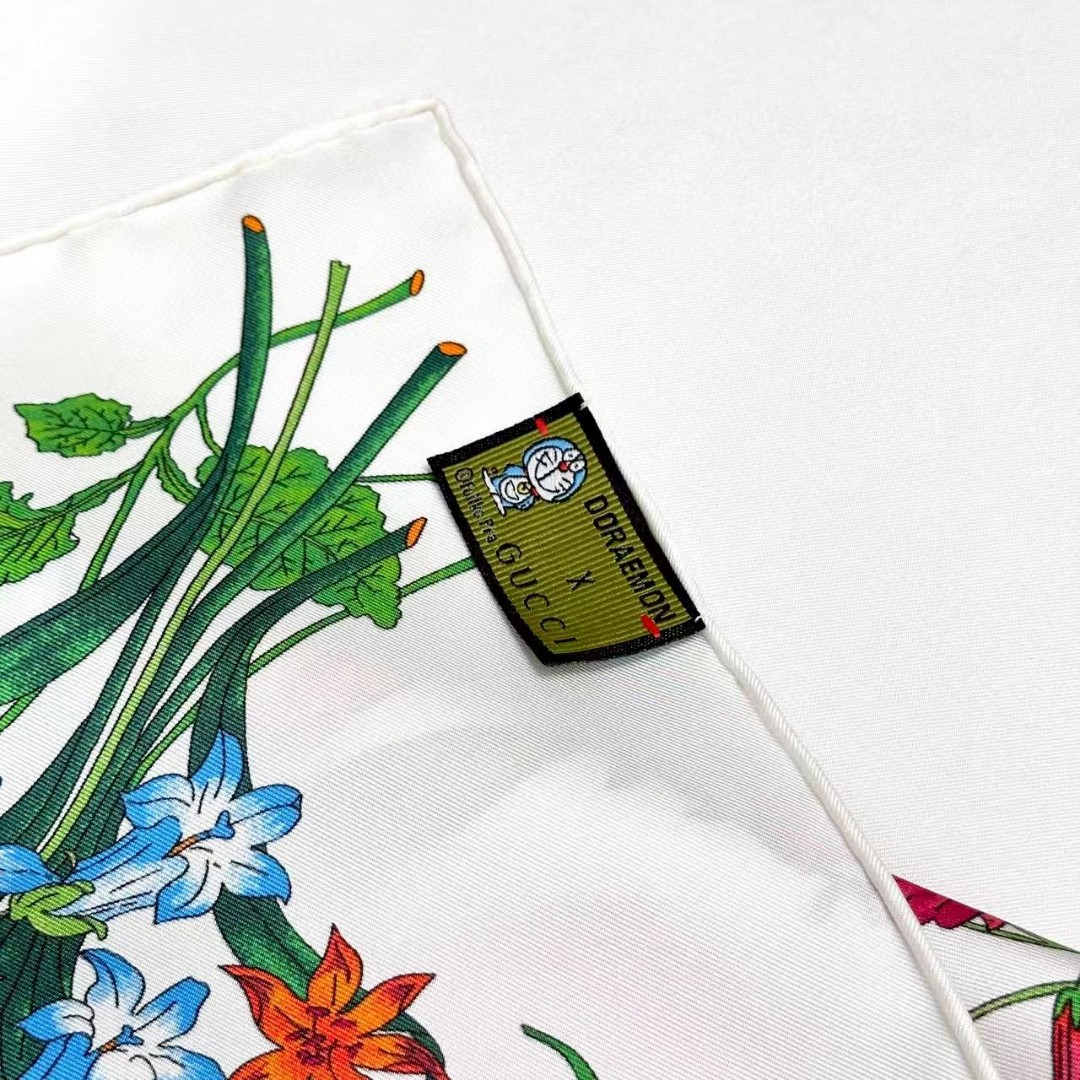 
品名  经典花卉
面料：真丝
尺寸：90*90
颜色黑色 白色
经典花卉印花一如既往为新推系列注入浪漫