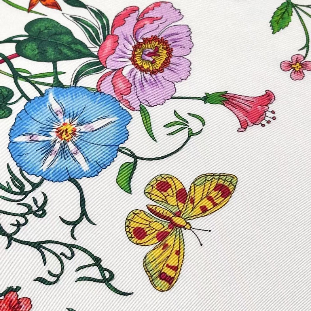 
品名  经典花卉
面料：真丝
尺寸：90*90
颜色黑色 白色
经典花卉印花一如既往为新推系列注入浪漫