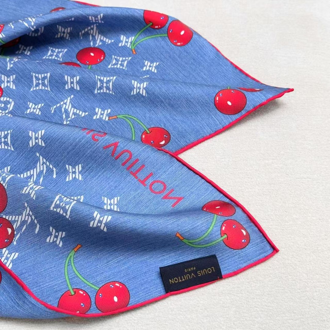     欧阳娜娜同款，专柜一条难求😂极致双面印花！
LV x TM Monogram Cerise 桑蚕