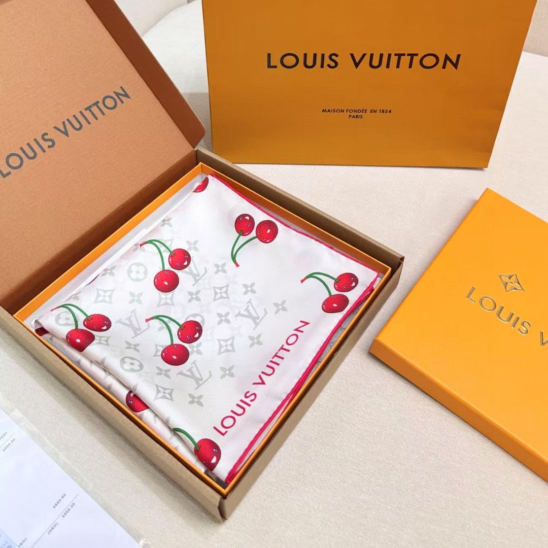     欧阳娜娜同款，专柜一条难求😂极致双面印花！
LV x TM Monogram Cerise 桑蚕