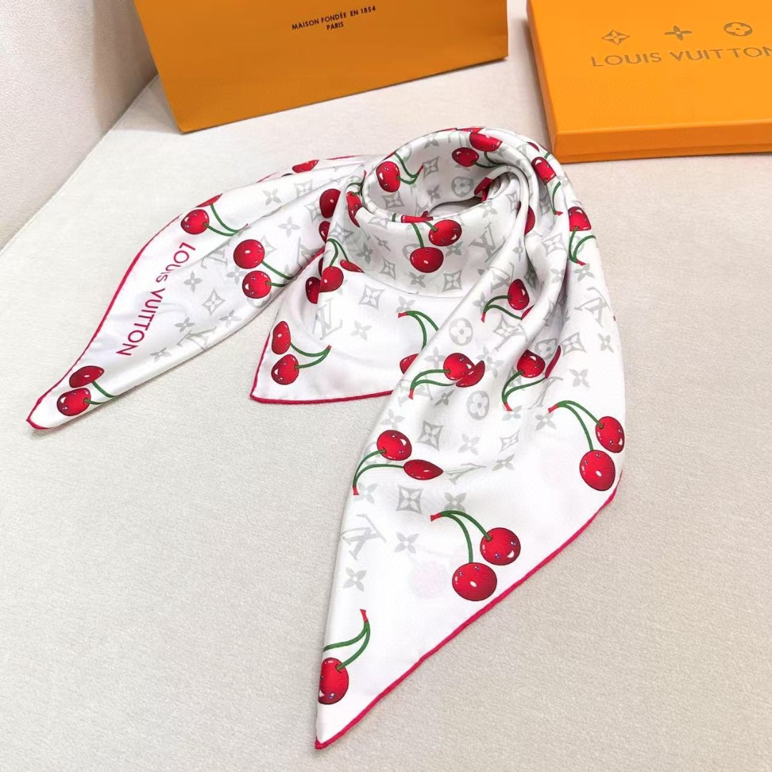     欧阳娜娜同款，专柜一条难求😂极致双面印花！
LV x TM Monogram Cerise 桑蚕