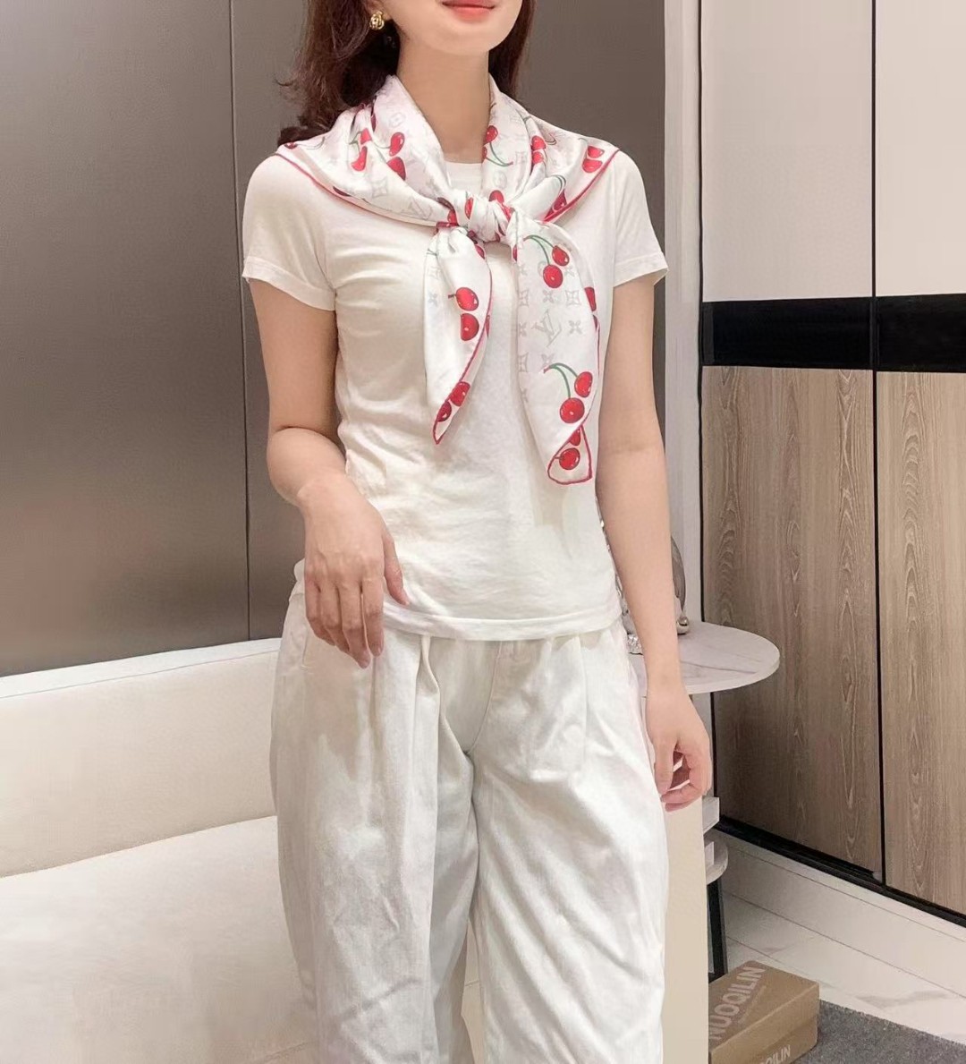     欧阳娜娜同款，专柜一条难求😂极致双面印花！
LV x TM Monogram Cerise 桑蚕