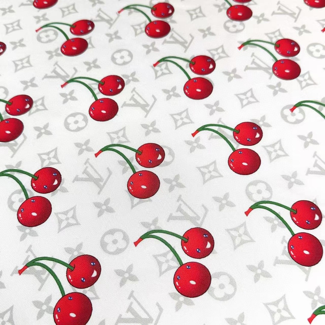     欧阳娜娜同款，专柜一条难求😂极致双面印花！
LV x TM Monogram Cerise 桑蚕