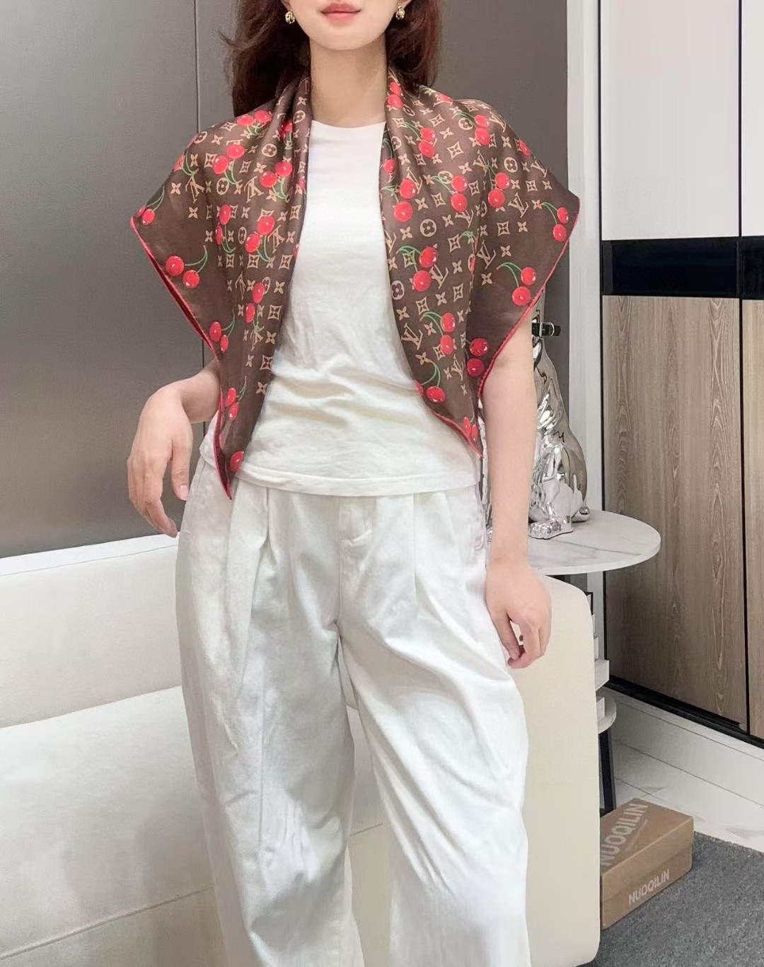 NO:729045,The same style as Ouyang Nana, the ultimate double-sided printing is hard to find at the counter!  The LV x TM Monogram Cerise mulberry silk square scarf comes from the Louis Vuitton19860909欧阳娜娜同款,专柜一条难求极致双面印花！ LV x TM Monogram Cerise 桑蚕丝方巾出自路易威登 x 村上隆复刻系列,以明快的艺术风格重绎经典品牌标识.Monogram 背景与村上隆的缤纷樱桃图案共筑活力夏日格调,与同系列其他单品搭配相宜. 90 x 90 厘米 (高 x 长度) 桑蚕丝高版本围巾,高版本围巾,louis vuitton,louis vuitton,scarf