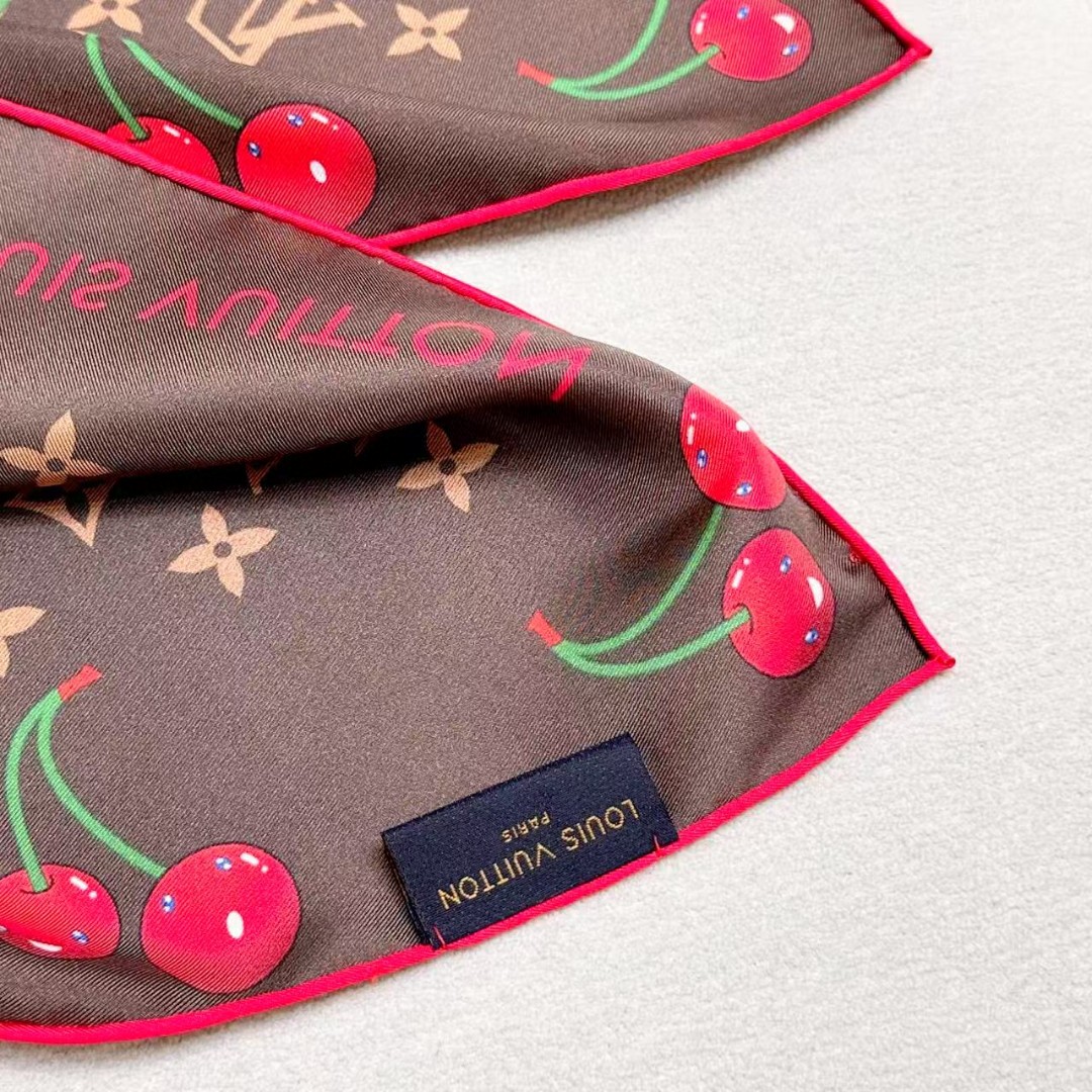     欧阳娜娜同款，专柜一条难求😂极致双面印花！
LV x TM Monogram Cerise 桑蚕