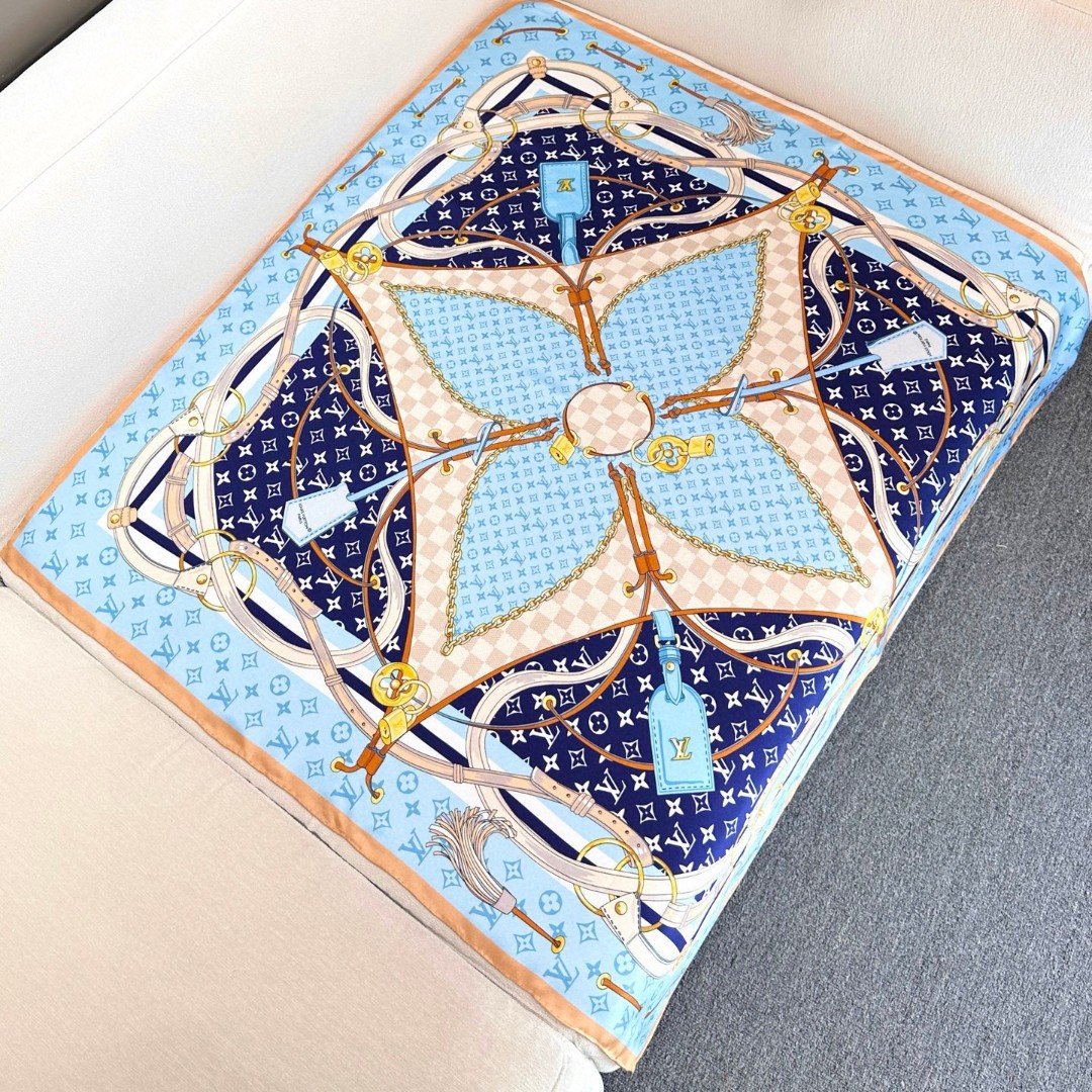 
Flower And StraPs 桑蚕丝方巾以瞩目笔触彰显雅致风范，依托丝印工艺描绘 Monogra