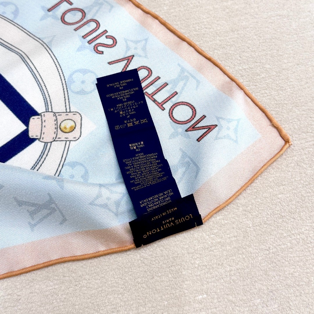 
Flower And StraPs 桑蚕丝方巾以瞩目笔触彰显雅致风范，依托丝印工艺描绘 Monogra