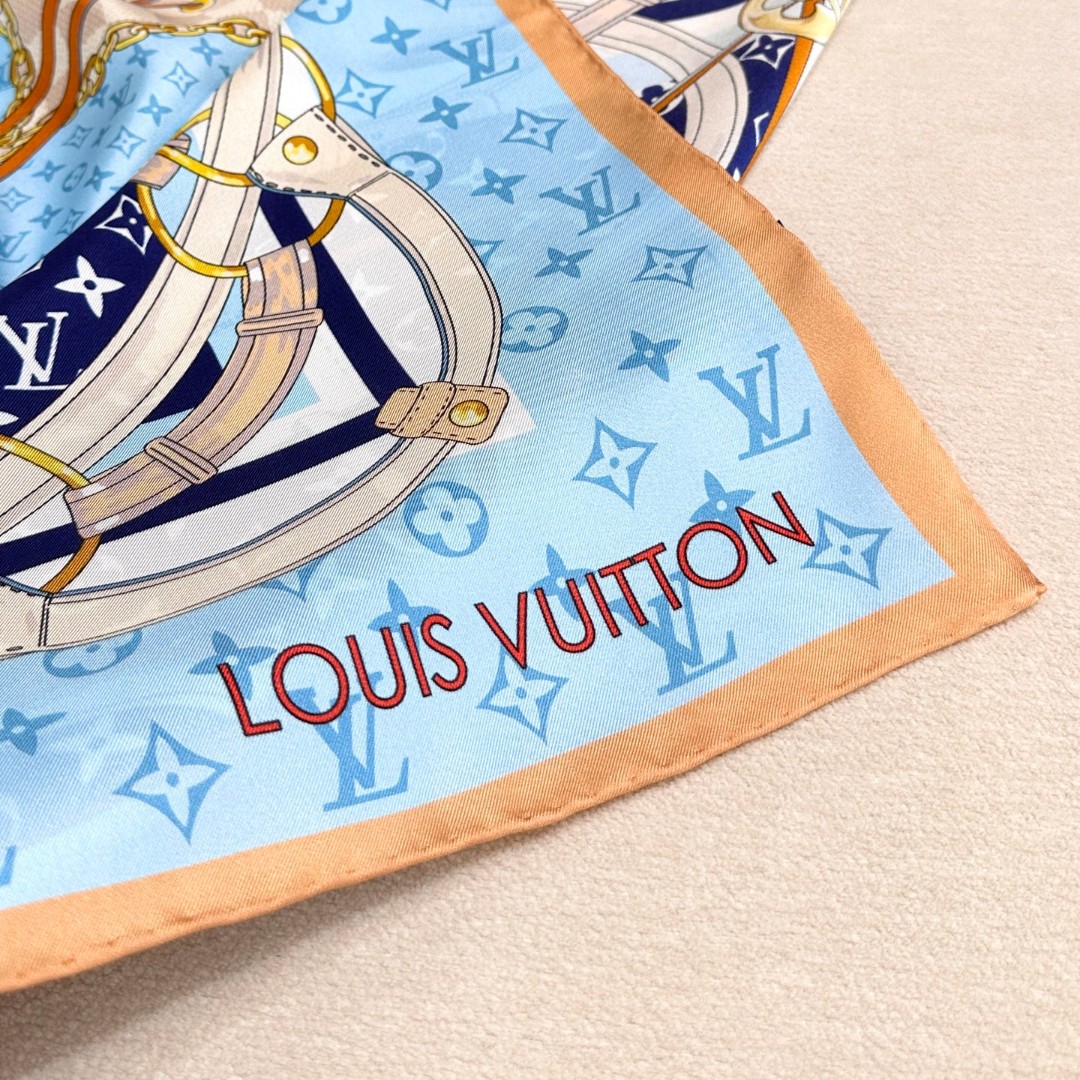 
Flower And StraPs 桑蚕丝方巾以瞩目笔触彰显雅致风范，依托丝印工艺描绘 Monogra