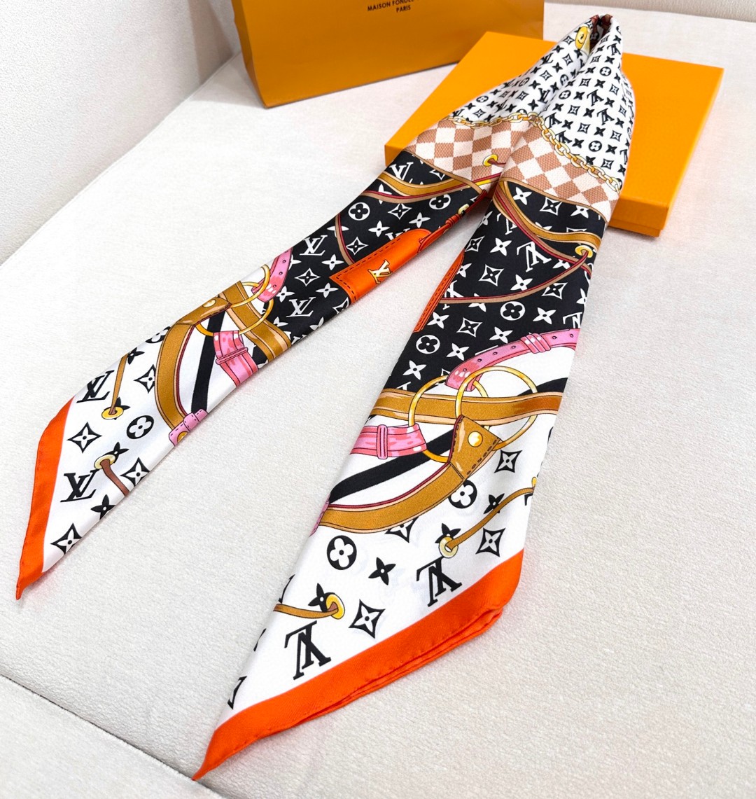 
Flower And StraPs 桑蚕丝方巾以瞩目笔触彰显雅致风范，依托丝印工艺描绘 Monogra