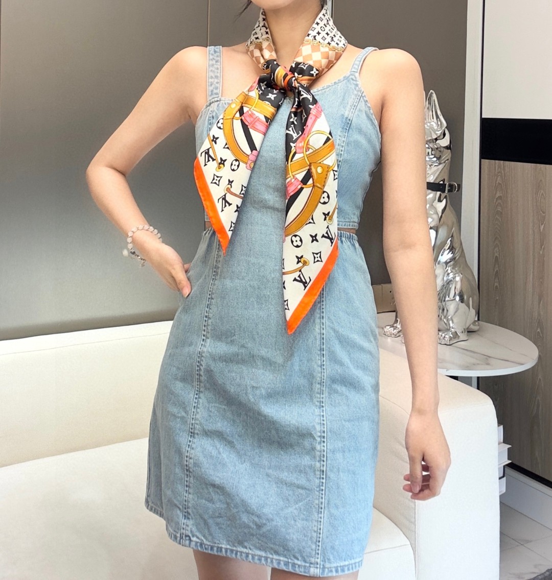 
Flower And StraPs 桑蚕丝方巾以瞩目笔触彰显雅致风范，依托丝印工艺描绘 Monogra