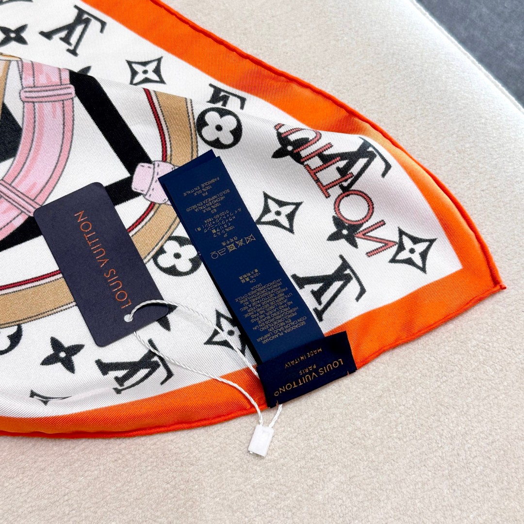 
Flower And StraPs 桑蚕丝方巾以瞩目笔触彰显雅致风范，依托丝印工艺描绘 Monogra