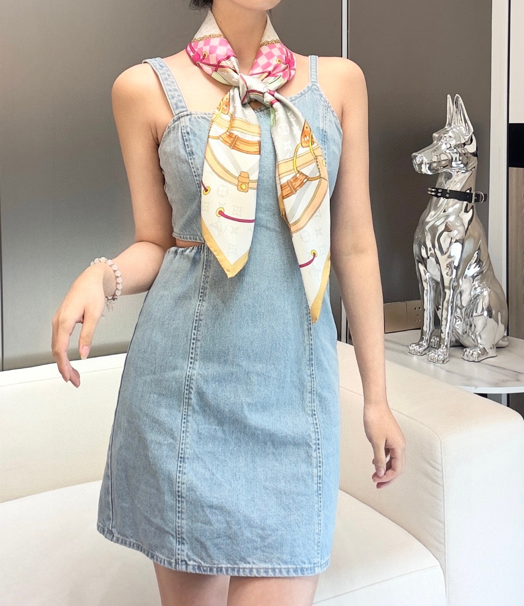 
Flower And StraPs 桑蚕丝方巾以瞩目笔触彰显雅致风范，依托丝印工艺描绘 Monogra