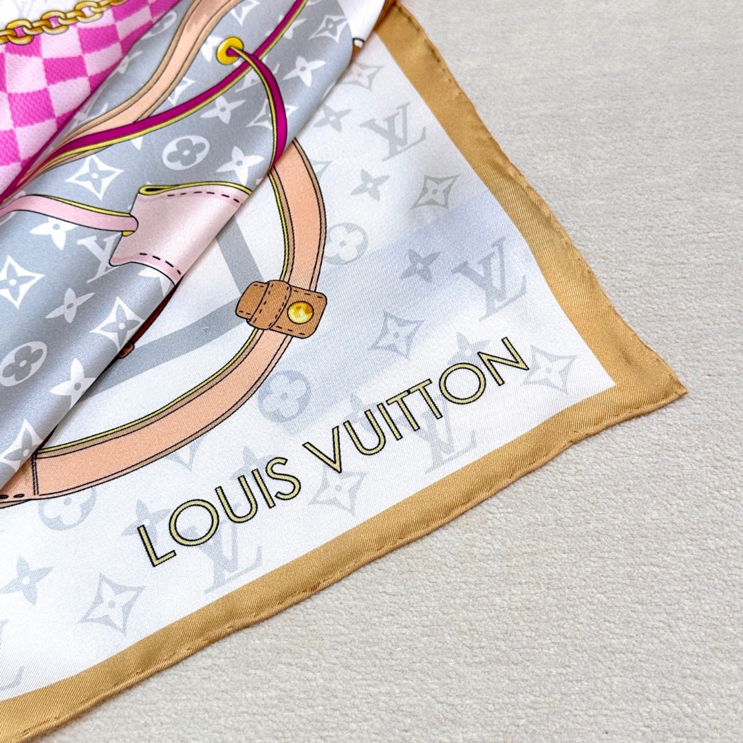 
Flower And StraPs 桑蚕丝方巾以瞩目笔触彰显雅致风范，依托丝印工艺描绘 Monogra