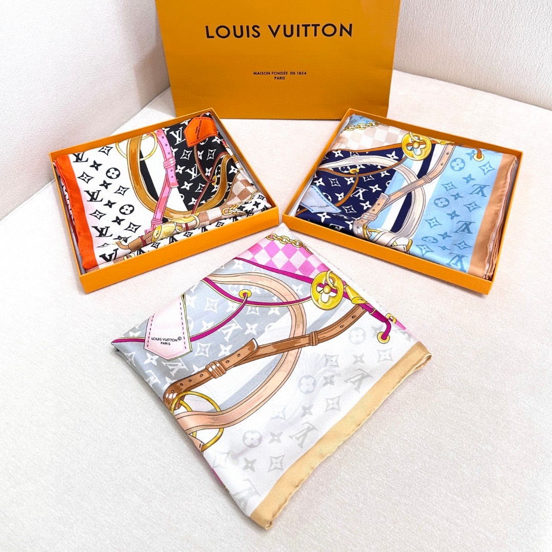 
Flower And StraPs 桑蚕丝方巾以瞩目笔触彰显雅致风范，依托丝印工艺描绘 Monogra