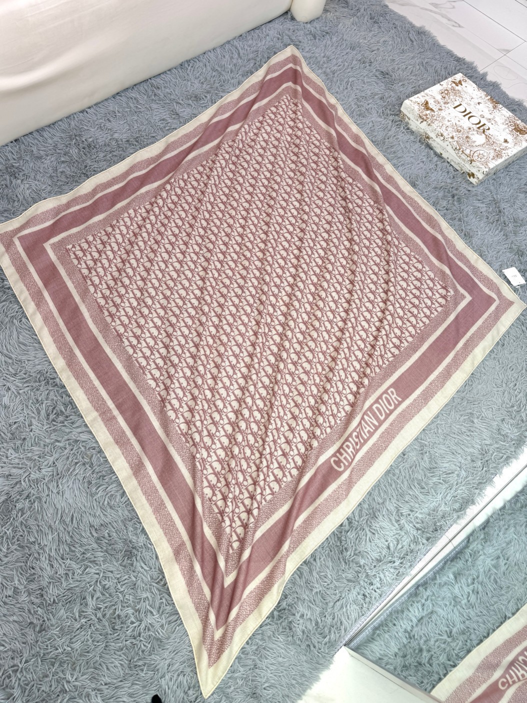 2024年迪奥专柜同步【D字母双面方巾140】💟 这款Diortwin方巾采用双色双面设计，向标志性的O