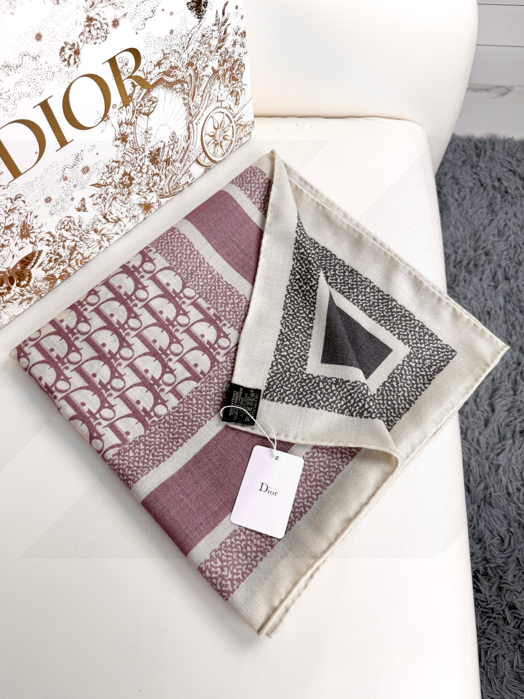 2024年迪奥专柜同步【D字母双面方巾140】💟 这款Diortwin方巾采用双色双面设计，向标志性的O