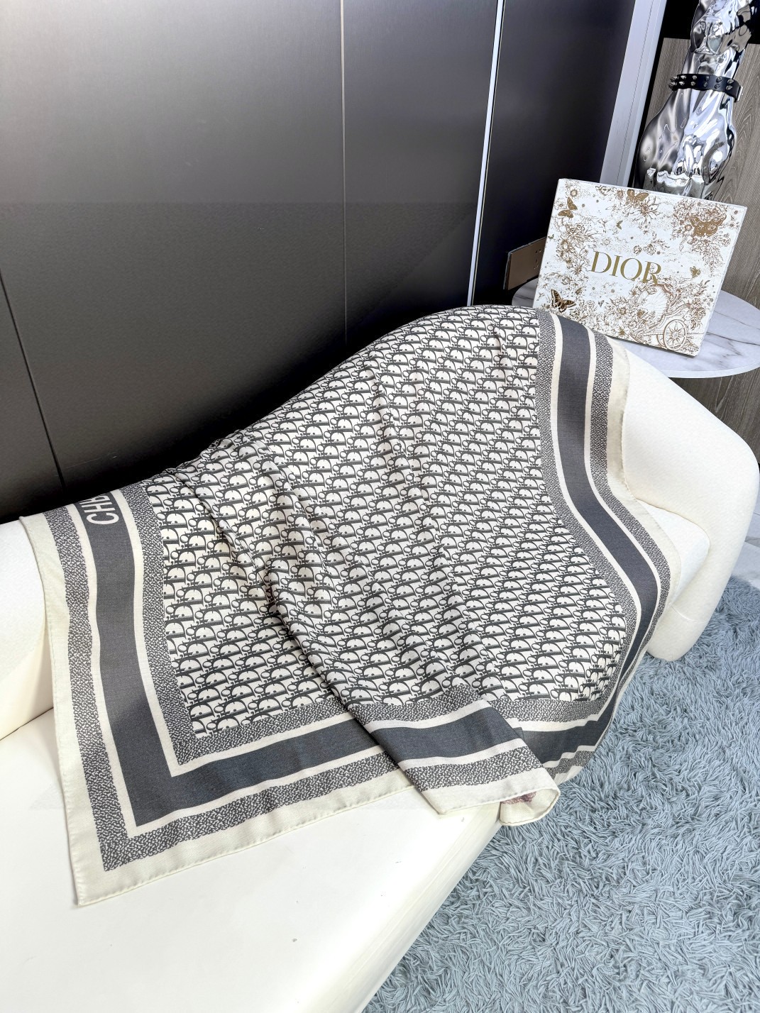 2024年迪奥专柜同步【D字母双面方巾140】💟 这款Diortwin方巾采用双色双面设计，向标志性的O