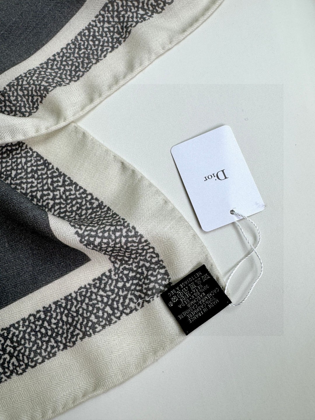 2024年迪奥专柜同步【D字母双面方巾140】💟 这款Diortwin方巾采用双色双面设计，向标志性的O