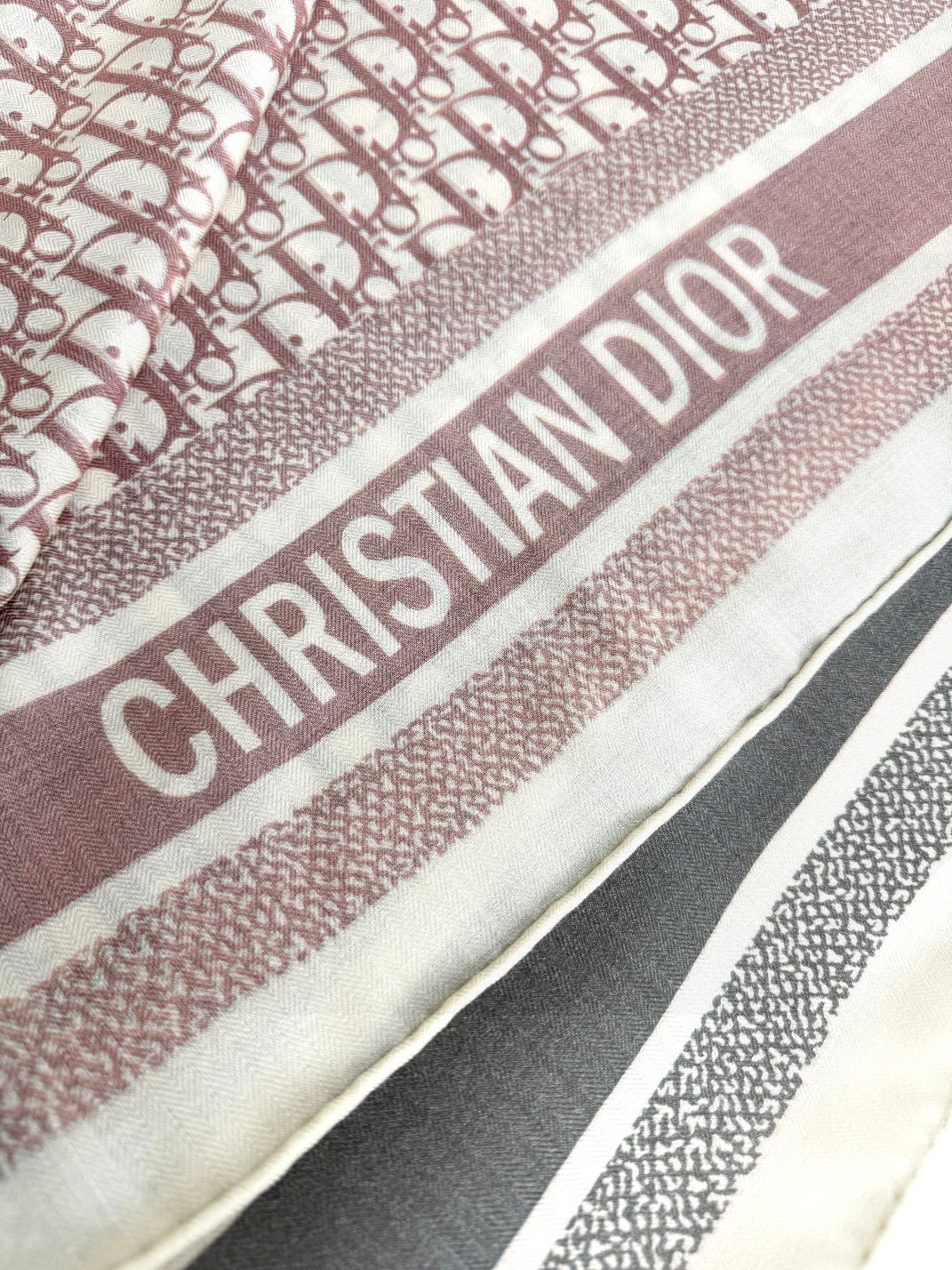 2024年迪奥专柜同步【D字母双面方巾140】💟 这款Diortwin方巾采用双色双面设计，向标志性的O