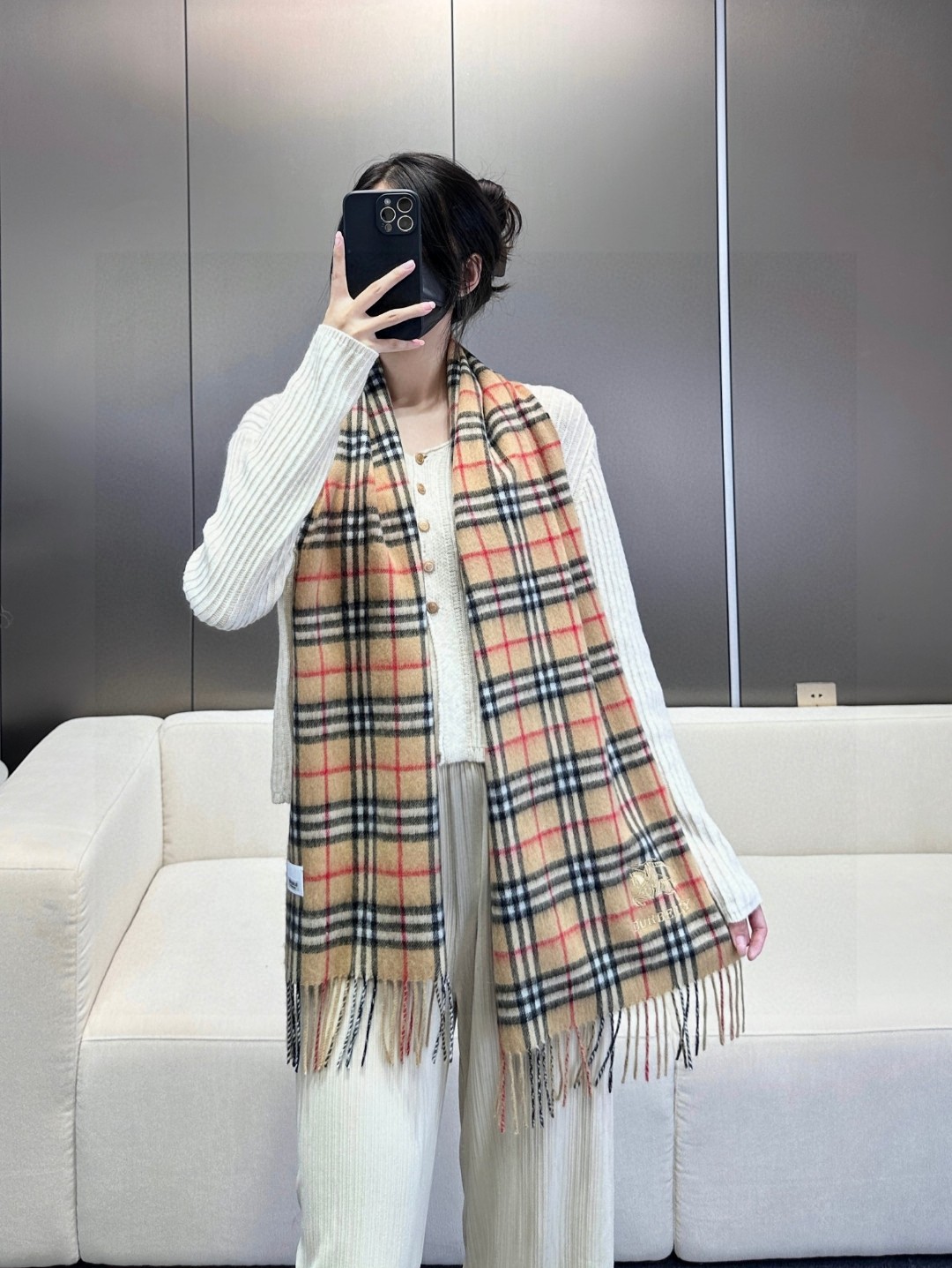 NO:341511,The latest model of Burberry official website [Classic War Horse] Top-grade cashmere material is very warm, soft and skin-friendly, without tying the neck, classic Burberry check design, universal couple model for men and women, size 32*192cm neutral model for men and women, each choosing their own color they like, everyone should have a five-color high-version scarf, high-version scarf, burberry19860909重磅推荐巴宝莉官网最新款【格纹战马】 顶级山羊绒材质非常保暖 柔软亲肤,不扎脖经典巴宝莉格纹设计男女通用情侣款尺寸32*192cm中性款男女各自选择自己中意的颜色人人都应该拥有一条五色高版本围巾,高版本围巾,burberry,scarf