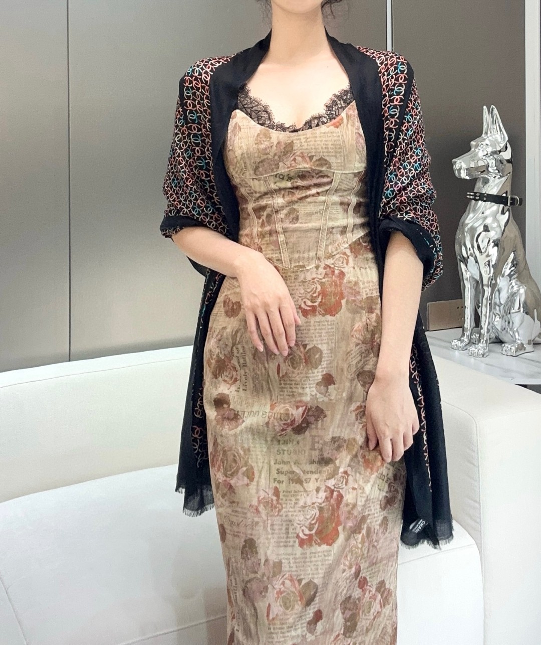 NO:580897,Chanel's 2025 autumn and winter new models are released ahead of schedule, and beauties love this style. It's super classy!  !  !  】Who knows the beauty of this autumn and winter tone?  !  !  !  This little fragrant shawl is also one of my favorites. I fell in love with it as soon as I tried it on!  !  !  The 300-count ring velvet is simply amazing!  The design is so high-quality that I can only say that it is very durable!  The texture, texture and design are amazing. It super brightens the skin tone and makes people look white and tender. The arms, face and neck seem to have soft light filters, which is very refreshing!  !  !  Size 100*200cm, two-color high version scarf, high version scarf, chanel, ring, shawls198609092025年香奈儿秋冬提前上新,美女都爱此款 超级有腔调！！！】谁懂这种秋冬调性的美啊？！！！这款小香披肩也是我疯狂喜欢的一款,一试完就爱惨！！！300支戒指绒简直绝了！设计太有水准只能说,非常耐品！质感质地和设计都狂心水,超级提亮肤色,能把人都衬得白白嫩嫩,胳膊啊、脸和脖子都好像加了柔光滤镜一样,非常精神提气！！！尺寸100*200cm,二色高版本围巾,高版本围巾,chanel,ring,shawls,scarf