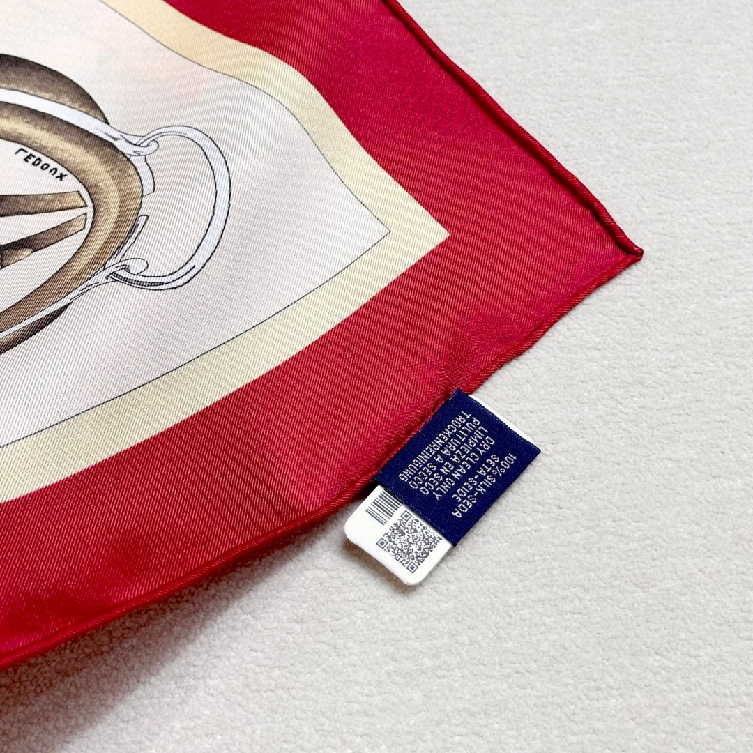  “弩式牵引马具”90典藏方巾
【18mm顶级真丝双面同色印花】手工卷边斜纹真丝方巾（100%桑蚕丝）。