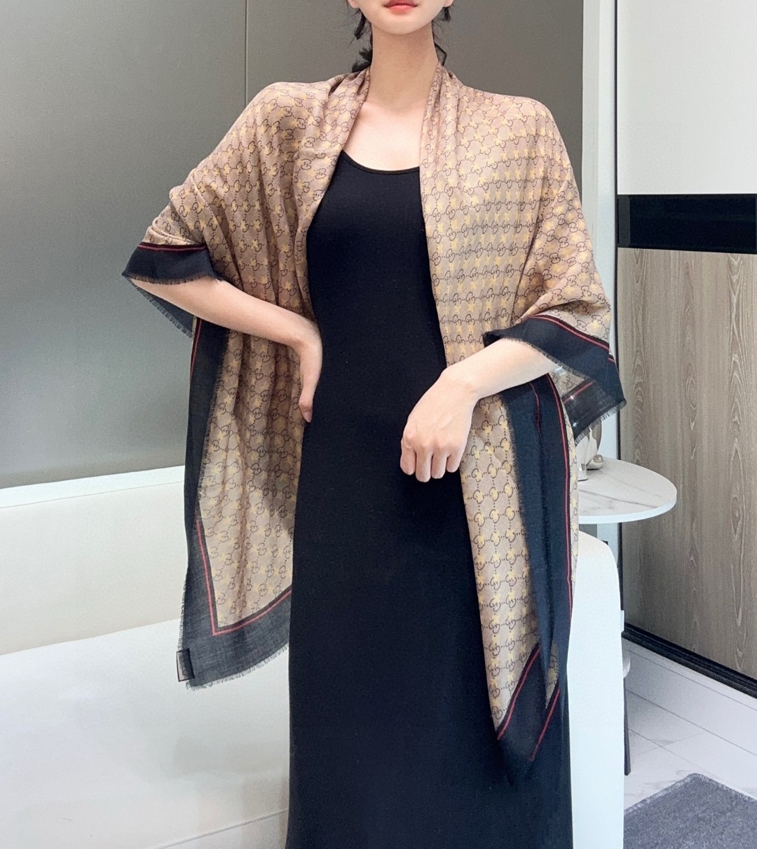    【GG马衔扣羊绒方巾140】羊绒方巾，采用经典GG图案搭配黄色马衔扣印花和纯色镶边，尽显大方优雅的