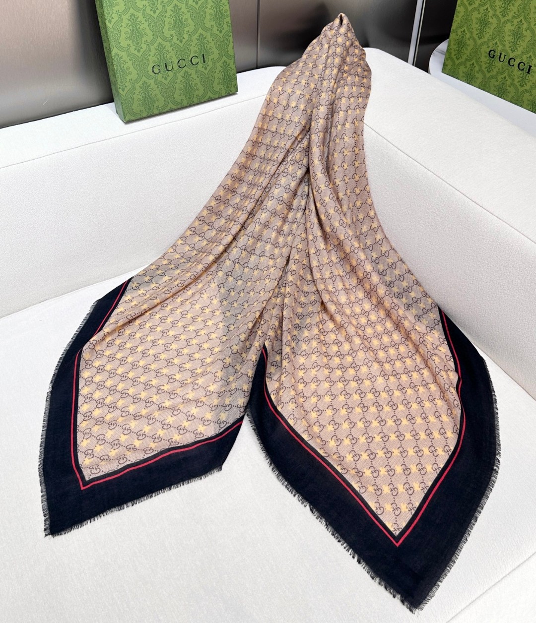    【GG马衔扣羊绒方巾140】羊绒方巾，采用经典GG图案搭配黄色马衔扣印花和纯色镶边，尽显大方优雅的