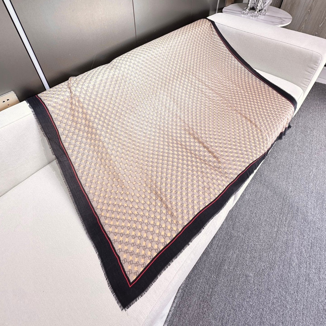    【GG马衔扣羊绒方巾140】羊绒方巾，采用经典GG图案搭配黄色马衔扣印花和纯色镶边，尽显大方优雅的