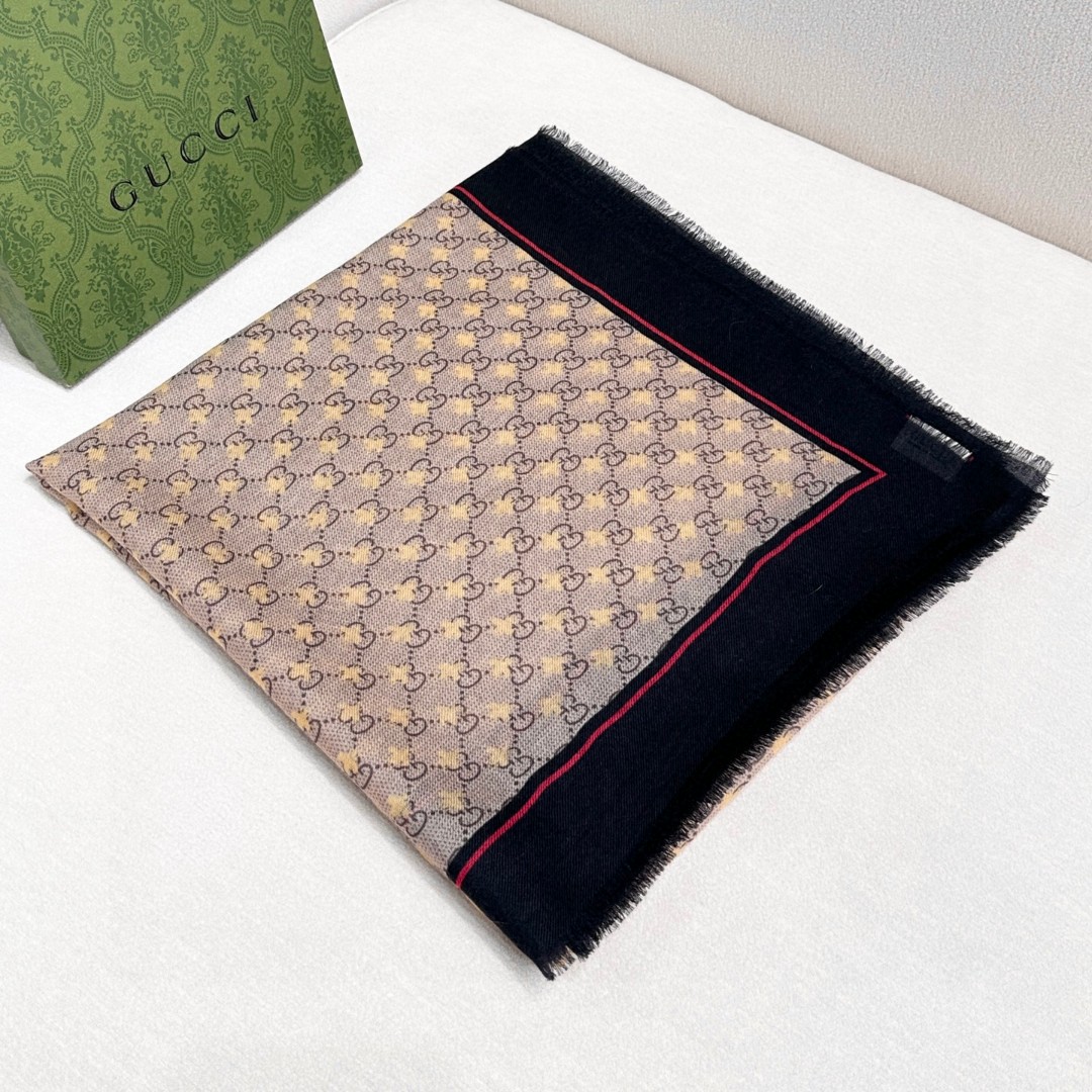    【GG马衔扣羊绒方巾140】羊绒方巾，采用经典GG图案搭配黄色马衔扣印花和纯色镶边，尽显大方优雅的