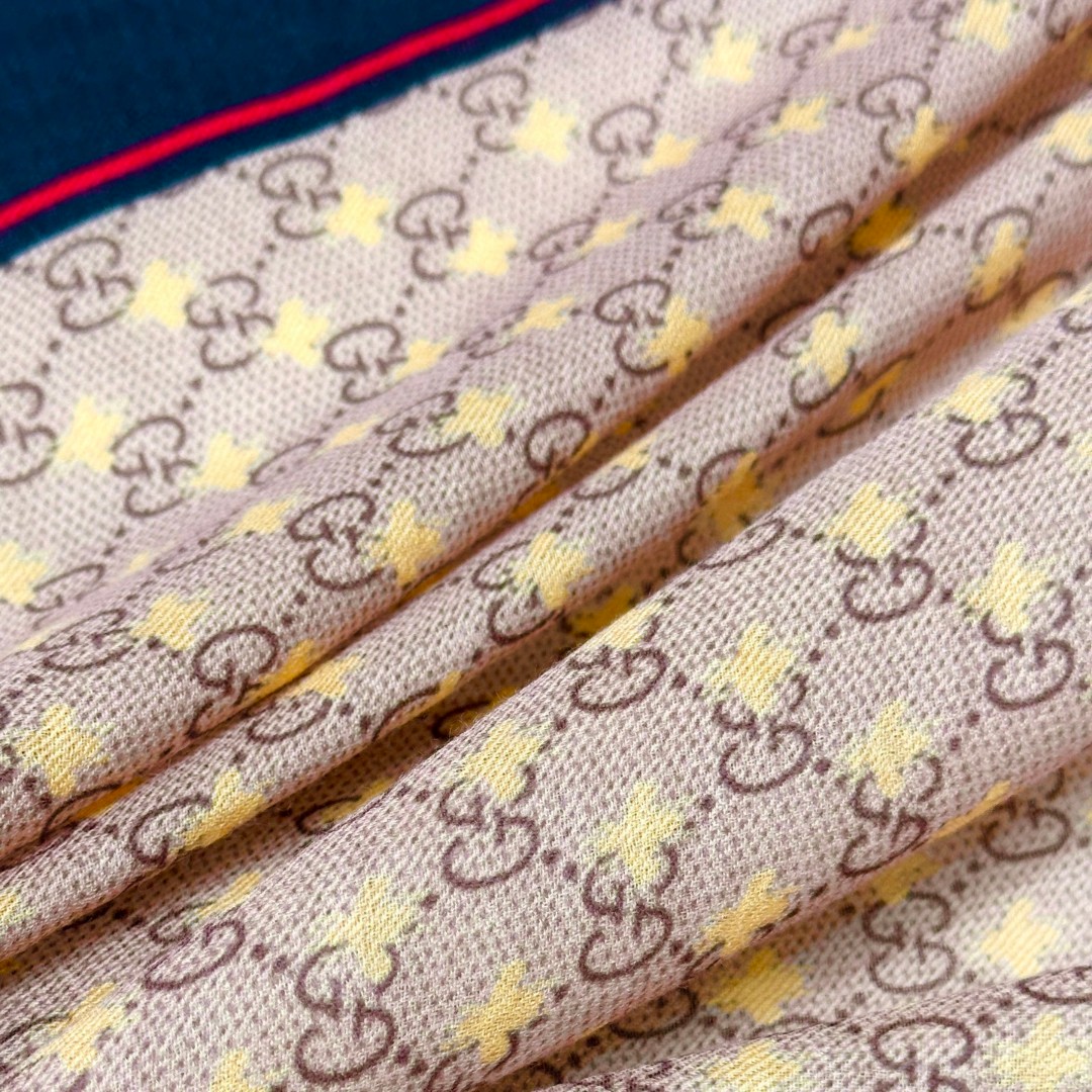    【GG马衔扣羊绒方巾140】羊绒方巾，采用经典GG图案搭配黄色马衔扣印花和纯色镶边，尽显大方优雅的