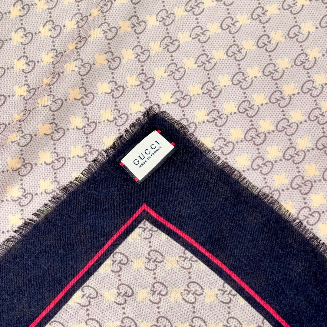    【GG马衔扣羊绒方巾140】羊绒方巾，采用经典GG图案搭配黄色马衔扣印花和纯色镶边，尽显大方优雅的