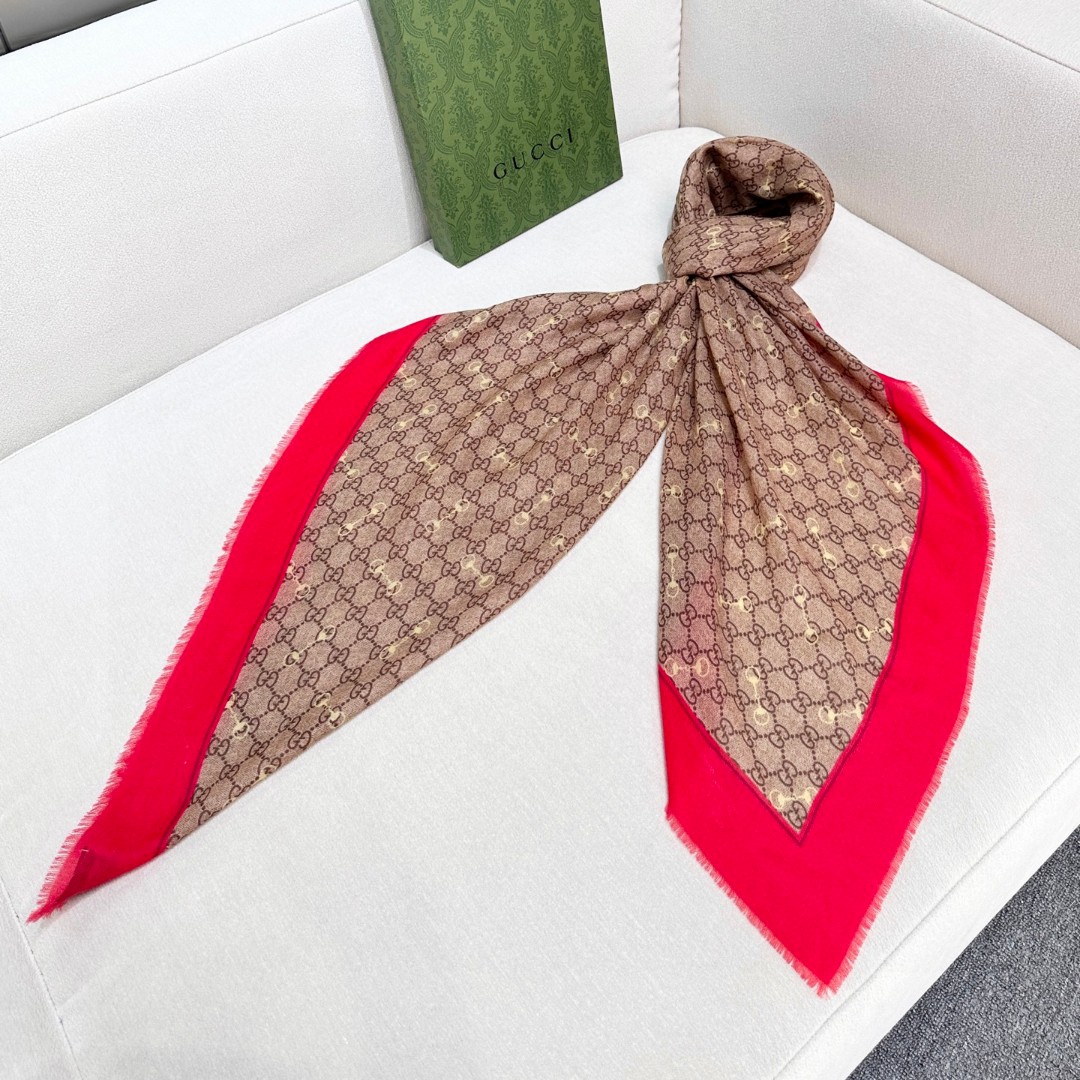    【GG马衔扣羊绒方巾140】羊绒方巾，采用经典GG图案搭配黄色马衔扣印花和纯色镶边，尽显大方优雅的