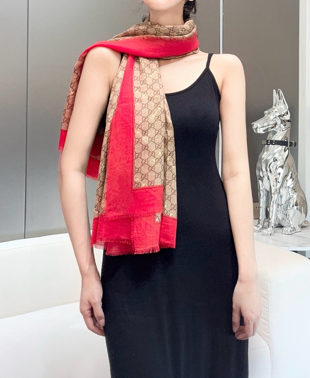    【GG马衔扣羊绒方巾140】羊绒方巾，采用经典GG图案搭配黄色马衔扣印花和纯色镶边，尽显大方优雅的