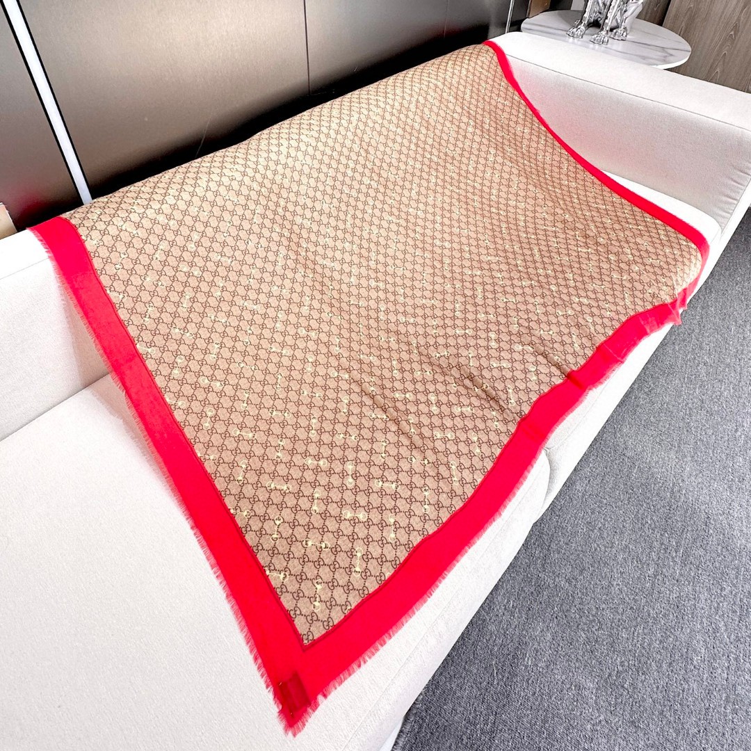    【GG马衔扣羊绒方巾140】羊绒方巾，采用经典GG图案搭配黄色马衔扣印花和纯色镶边，尽显大方优雅的