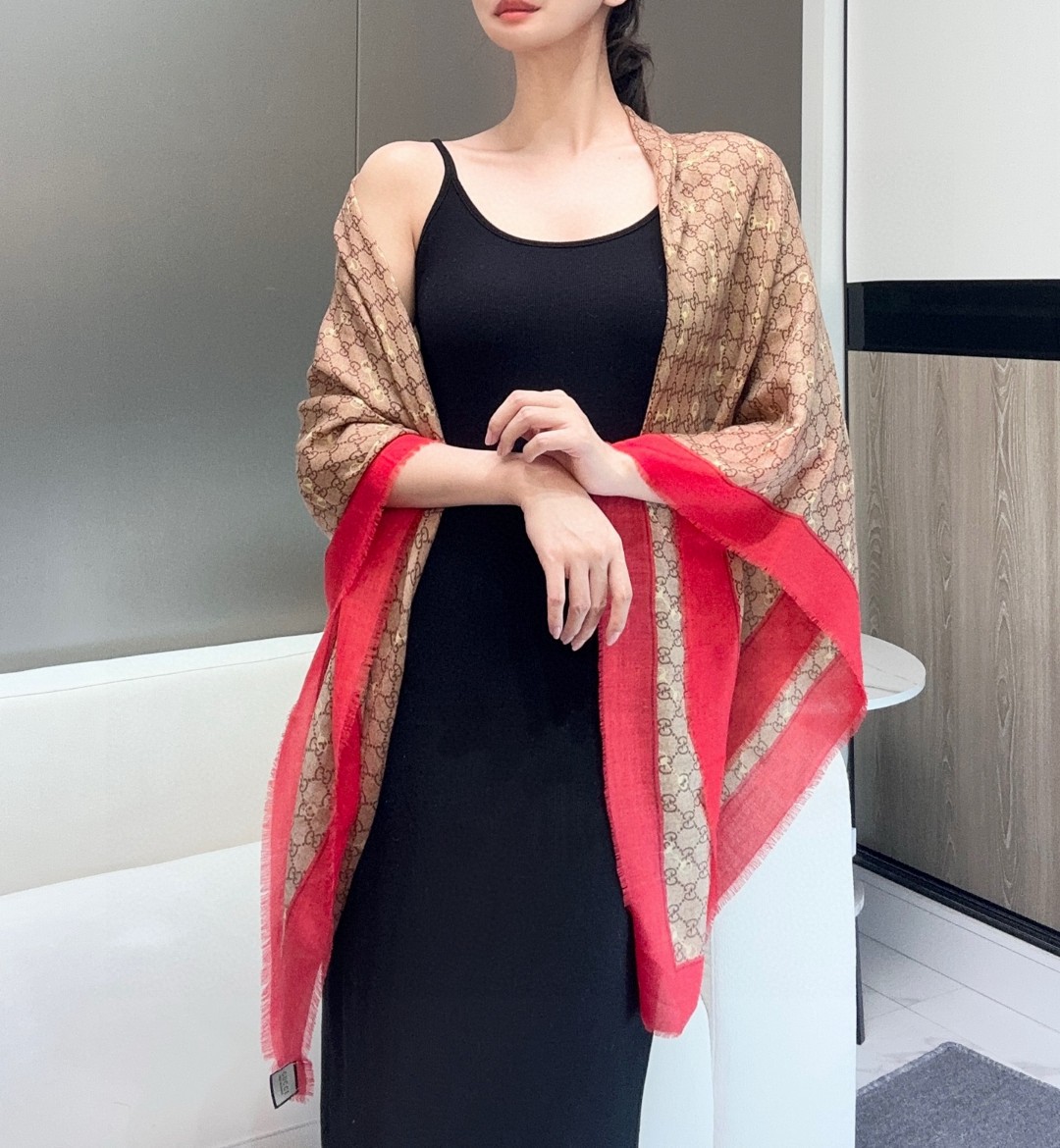    【GG马衔扣羊绒方巾140】羊绒方巾，采用经典GG图案搭配黄色马衔扣印花和纯色镶边，尽显大方优雅的