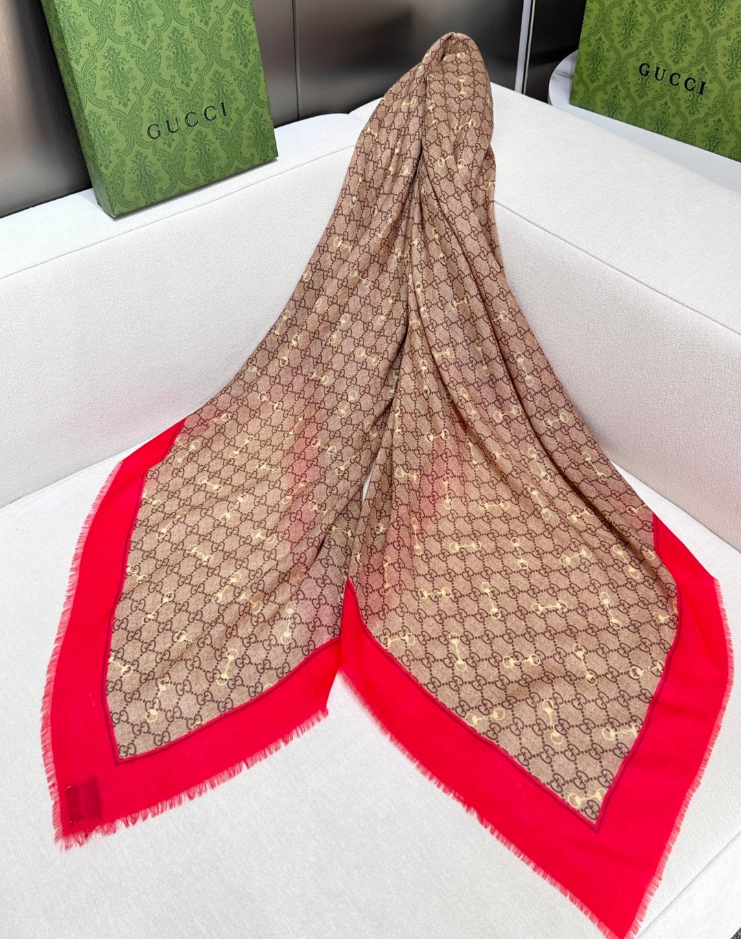    【GG马衔扣羊绒方巾140】羊绒方巾，采用经典GG图案搭配黄色马衔扣印花和纯色镶边，尽显大方优雅的