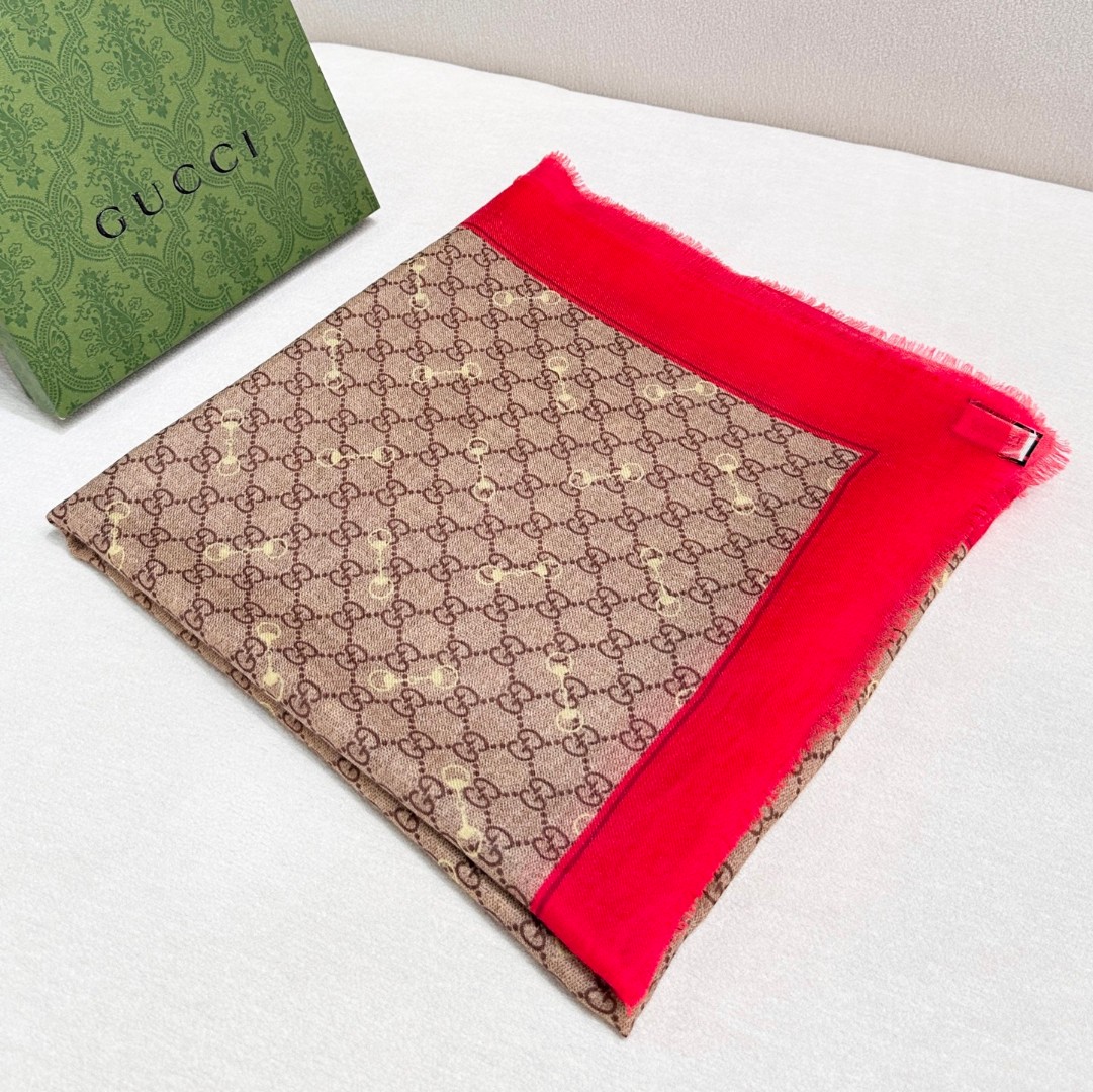    【GG马衔扣羊绒方巾140】羊绒方巾，采用经典GG图案搭配黄色马衔扣印花和纯色镶边，尽显大方优雅的