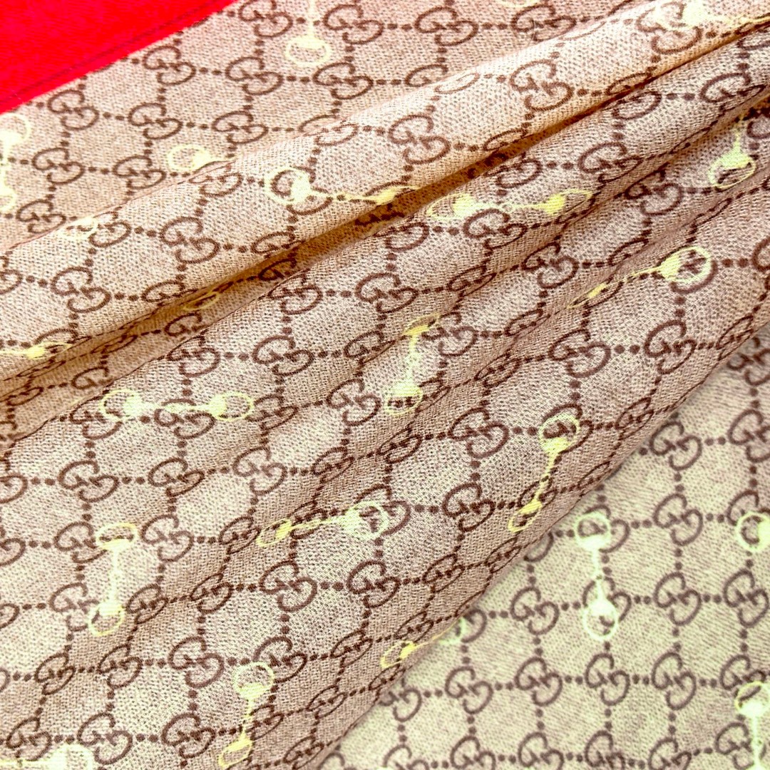    【GG马衔扣羊绒方巾140】羊绒方巾，采用经典GG图案搭配黄色马衔扣印花和纯色镶边，尽显大方优雅的