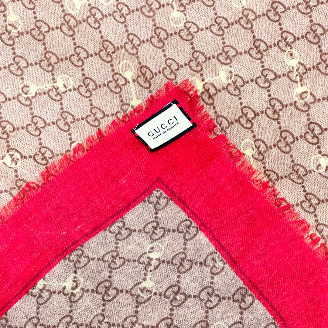    【GG马衔扣羊绒方巾140】羊绒方巾，采用经典GG图案搭配黄色马衔扣印花和纯色镶边，尽显大方优雅的