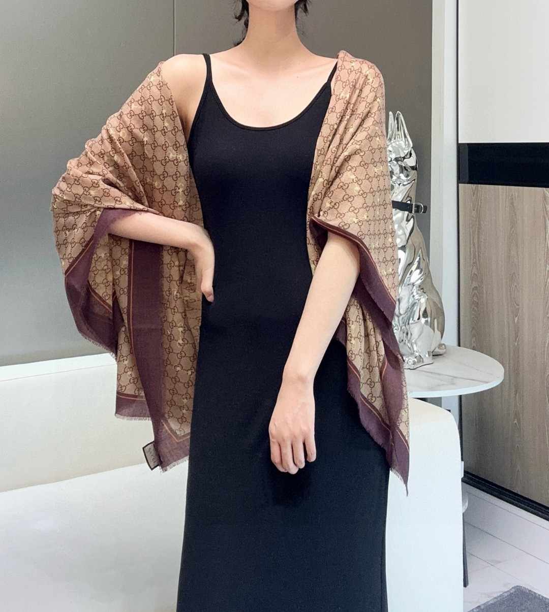    【GG马衔扣羊绒方巾140】羊绒方巾，采用经典GG图案搭配黄色马衔扣印花和纯色镶边，尽显大方优雅的