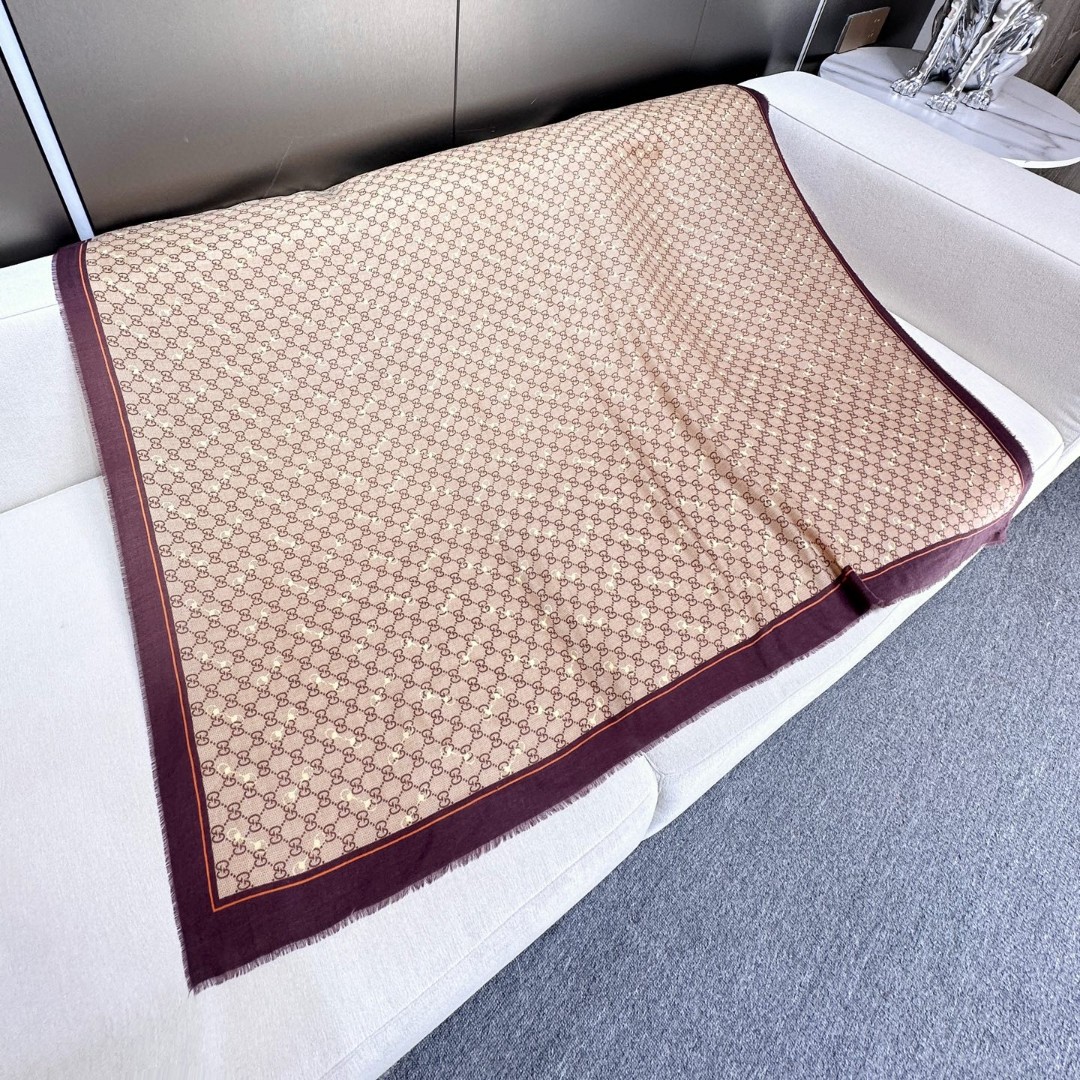    【GG马衔扣羊绒方巾140】羊绒方巾，采用经典GG图案搭配黄色马衔扣印花和纯色镶边，尽显大方优雅的